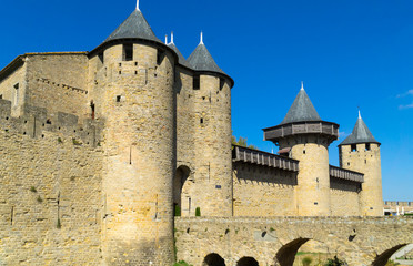 Fototapeta na wymiar Blick auf die Brücke, Türme und einen Tail der Festungsmauern in der historischen mittelalterlichen Festungsstadt Carcassonne
