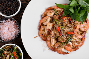 Stir fried shrimp with chili and salt