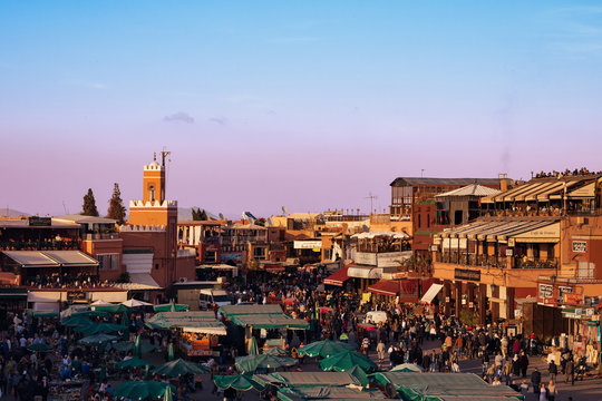 La pi&ugrave; celebre piazza del Marocco al calar del sole si anima di bancarelle e turisti in attesa del tramonto.