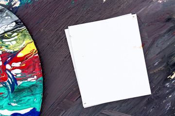 Weisses Schild mit farbpalette auf schwarzen holz hintergrund