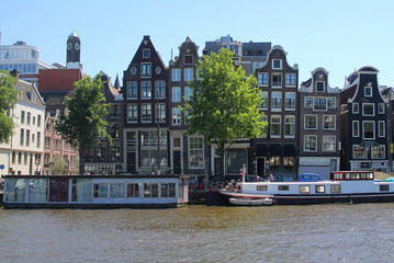 Kamieniczki nad kanałem w Amsterdamie