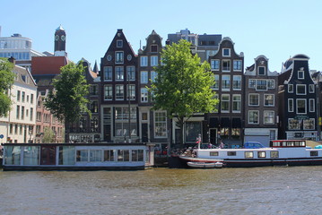 Kamieniczki nad kanałem w Amsterdamie © Monika