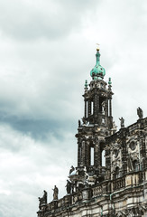 Fototapeta na wymiar Древняя готическая церковь в Дрездене. Набережная реки Эльба
