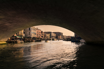 Grand canal at sunset seen from under the Rialto Bridge, Venice. - obrazy, fototapety, plakaty