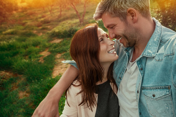 Paar genießt den Urlaub