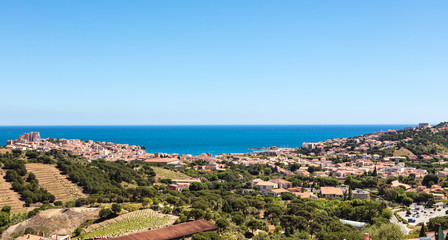 Fototapeta na wymiar Ville de Banyuls vue depuis la côte de Vermeille, Pyrénées- Orientales, Catalogne, Languedoc-Roussillon, France 