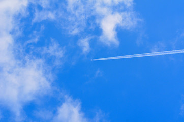 Flugzeug an blauem Himmel mit Wolken