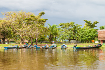 Obraz premium SANTA ROSA DE YACUMA, BOLIVIA - MAY 4, 2015: Tourists preparing for a boat trip along Yacuma river, Bolivia