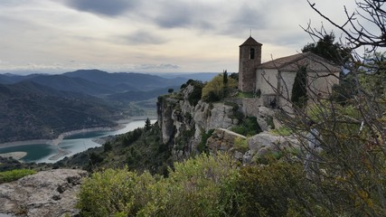Naklejka premium Paisaje de un pueblo en la montaña con vistas al pantano, Siurana,Tarragona,Cataluña,Spain
