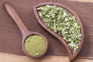 Leaves and moringa powder on wood (moringa oleifera)