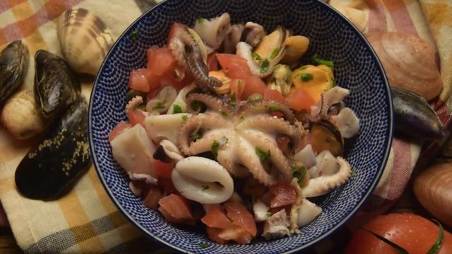 Octopus vulgaris Pulpo Gew&ouml;hnlicher Pieuvre Krake Polpo Ośmiornica Poulpe Ensalada K&ouml;z&ouml;ns&eacute;ges Piovra Obična Polipetto hobotnica Salad zwyczajna Insalata polip Sałatka