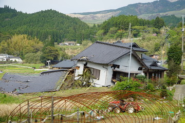 阿蘇地震で倒壊した家した家　熊本地震から4日後に撮影
