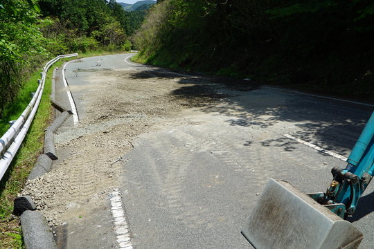 熊本地震で陥没した道路を応急処置で埋め 通れるようにした様子　熊本地震から4日後に撮影