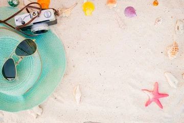 Zelfklevend Fotobehang strandaccessoires op zand - zomerachtergrond © jakkapan