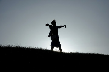 手を広げた女性の影