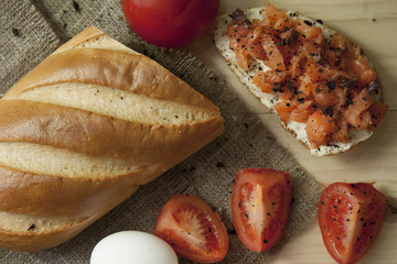 Sandwich with salmon and tomato