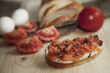 Sandwich with salmon, avocado and tomatoes