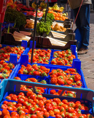 frische Erdbeeren werden auf einem Markt zum Verkauf angeboten