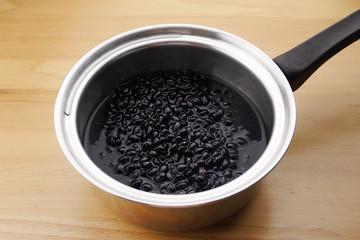 水で戻した宮古島の黒小豆（ササゲ）