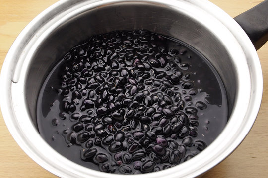 水で戻した宮古島の黒小豆（ササゲ）