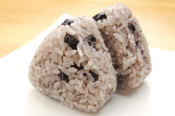 黒小豆のおむすび