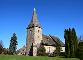 Fototapeta na wymiar Mittelalterliche Dorfkirche in Hemeringen