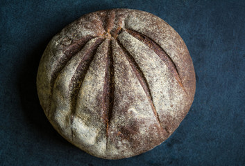 Круглый ржаной хлеб.