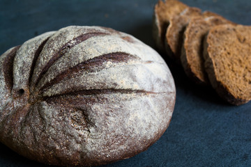 Круглый ржаной хлеб.
