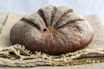 Круглый ржаной хлеб.