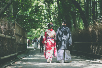 Fototapeta premium Spacer kimono w Arashiyama, Kioto 2: para w bambusowym lesie Kioto2