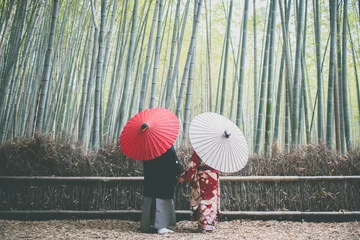 Tuinposter Kyoto Arashiyama Bamboo Forest Couple: paar in bamboebos Kyoto © yuma880322
