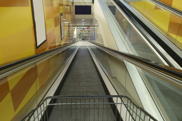 Obraz premium Conveyor belt in a supermarket entrance