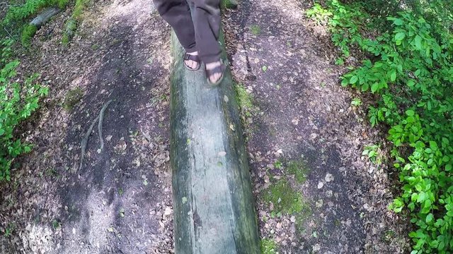 Barfusspfad im Wald, Mann l&auml;uft barfuss