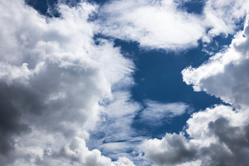 starke Wolken ziehen am blauen Sommerhimmel auf