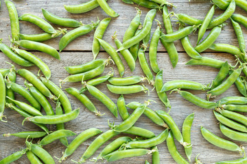 Green peas pods scattered