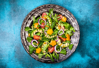 Obraz na płótnie Canvas Salad with grilled avocado