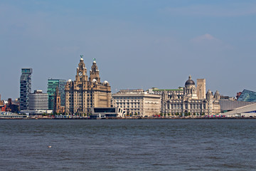 Liverpool's historic waterfront buildings - obrazy, fototapety, plakaty