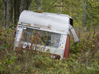 Kaputter Wohnwagen im Wald