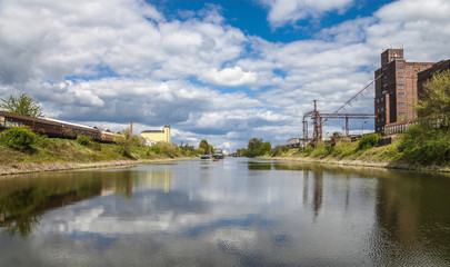 Fototapeta premium Magdeburger Industriehafen Panoramabild