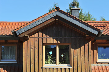 Niedrigenergie-Holzständerhaus mit Ziegeldach und Gauben