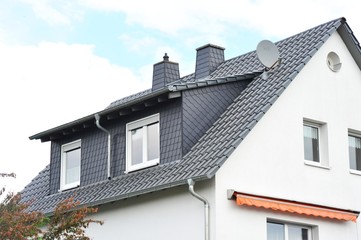 Ziegeldach mit modernisierten Dachgauben