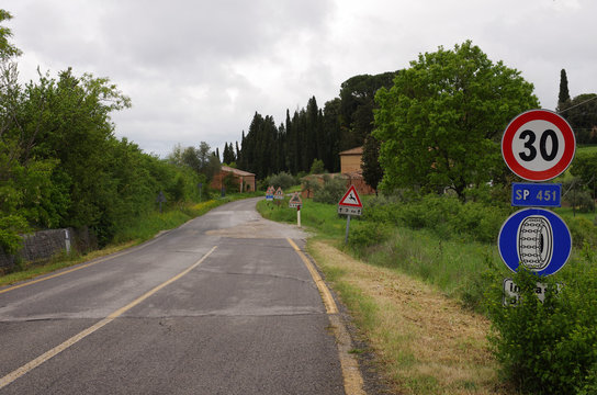 Strada di campagna in Toscana, Crete Senesi