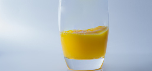 Glas gefüllt mit Orangensaft 