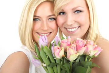 Zwei junge Frauen mit Blumenstrauss
