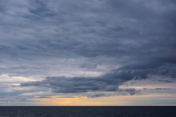 Naklejka na ściany i meble Wolken an der Küste der Ostsee