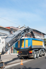 Cold milling machine for repair road