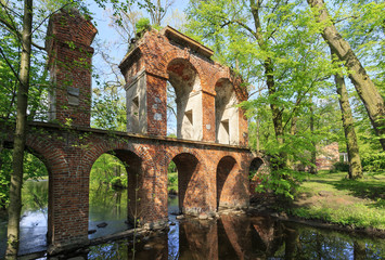 Arkadia koło Łowicza, w gminie Nieborów- Park Romantyczny w stylu angielskim. Ruiny akweduktu. - obrazy, fototapety, plakaty