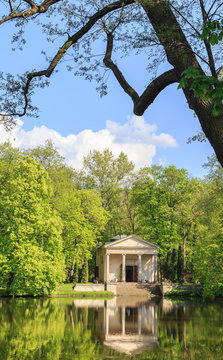 Arkadia koło Łowicza, w gminie Niebor&oacute;w- Park Romantyczny w stylu angielskim. Widok Świątyni Diany nad zalewem rzeki Skierniewki