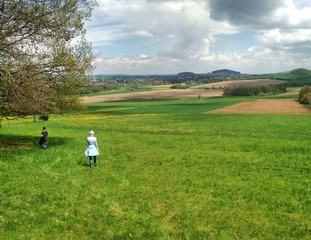 Paar macht Spaziergang am Wochenende in der Oberlausitz