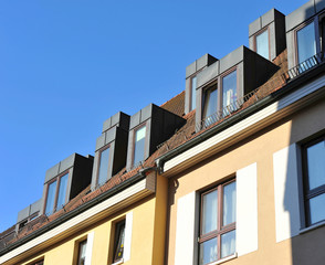 Ziegeldach mit modernisierten Dachgauben